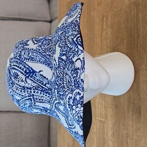 Coolibar Reversible Pool Hat Blue/White Paisley or Solid Black